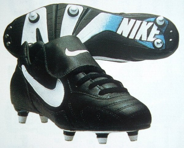 ナイキ ティエンポ プレミアD | 大人が懐かしむ昭和のサッカースパイク