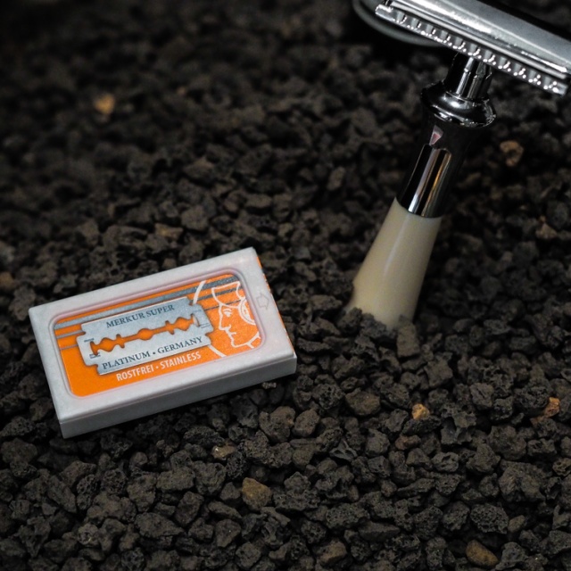 イソップ」の両刃シェーバーで、ボンドのごとく髭を剃りたい。｜Pen Online