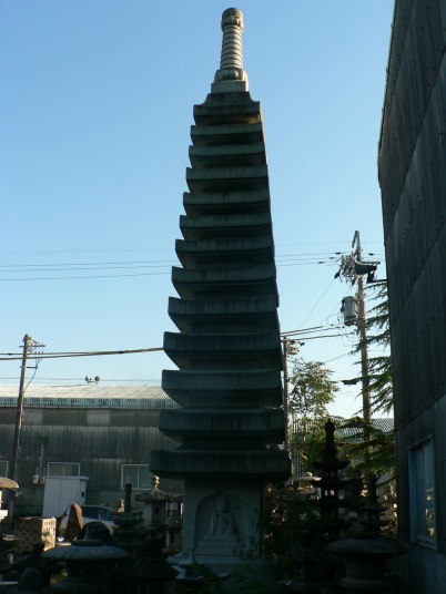 十三重層塔の製品案内愛知県岡崎市の石灯篭・水鉢蹲など石材製品の製造