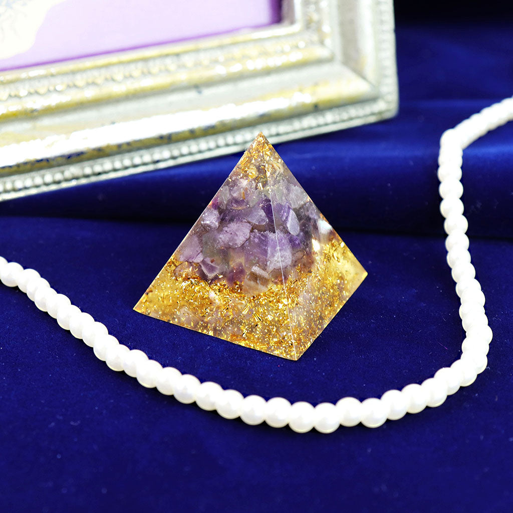 アメシスト／ゴールドラメ＆パワーストーン入りピラミッド型オブジェ
