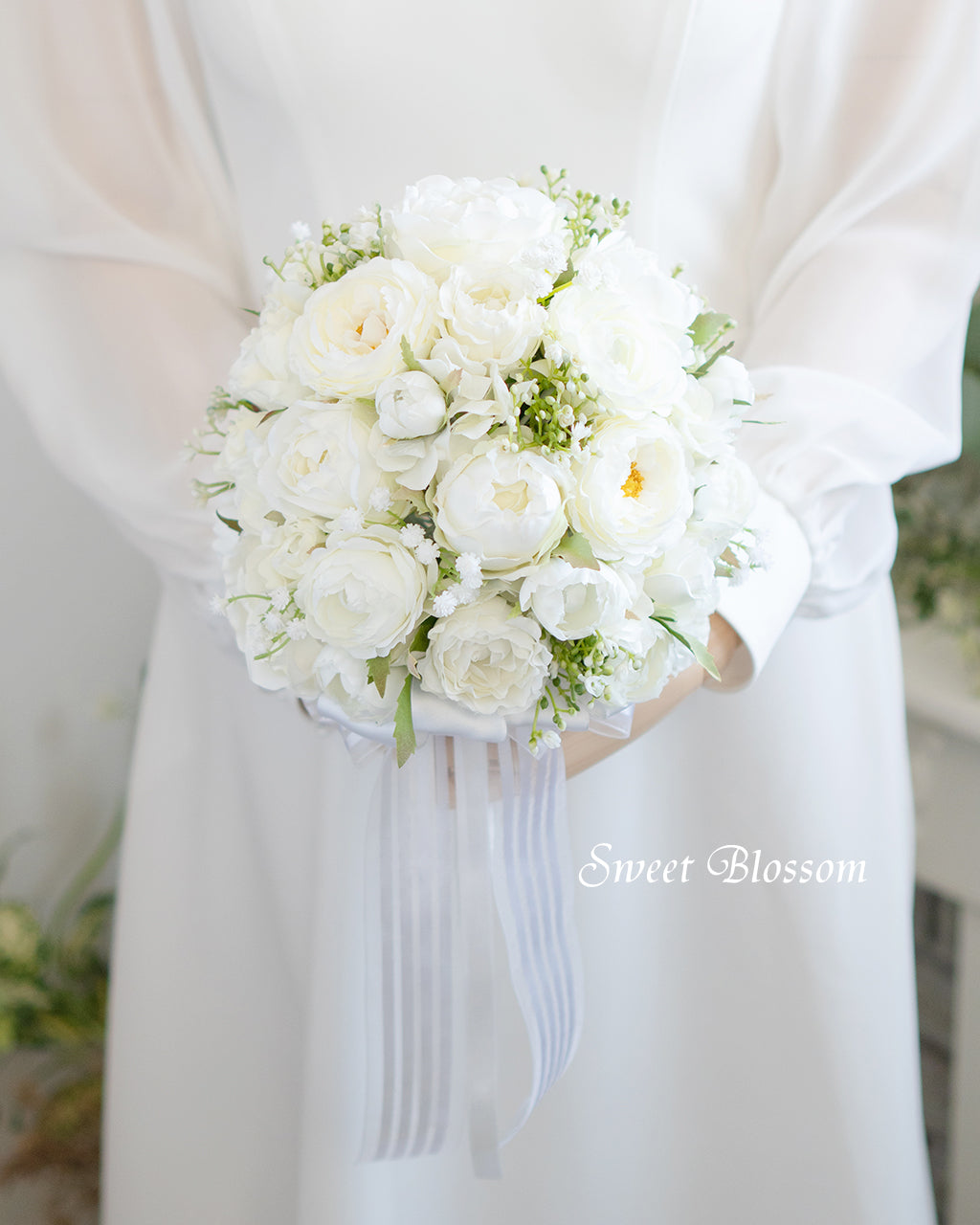 ホワイトローズのラウンドブーケ【アーティフィシャルフラワーの