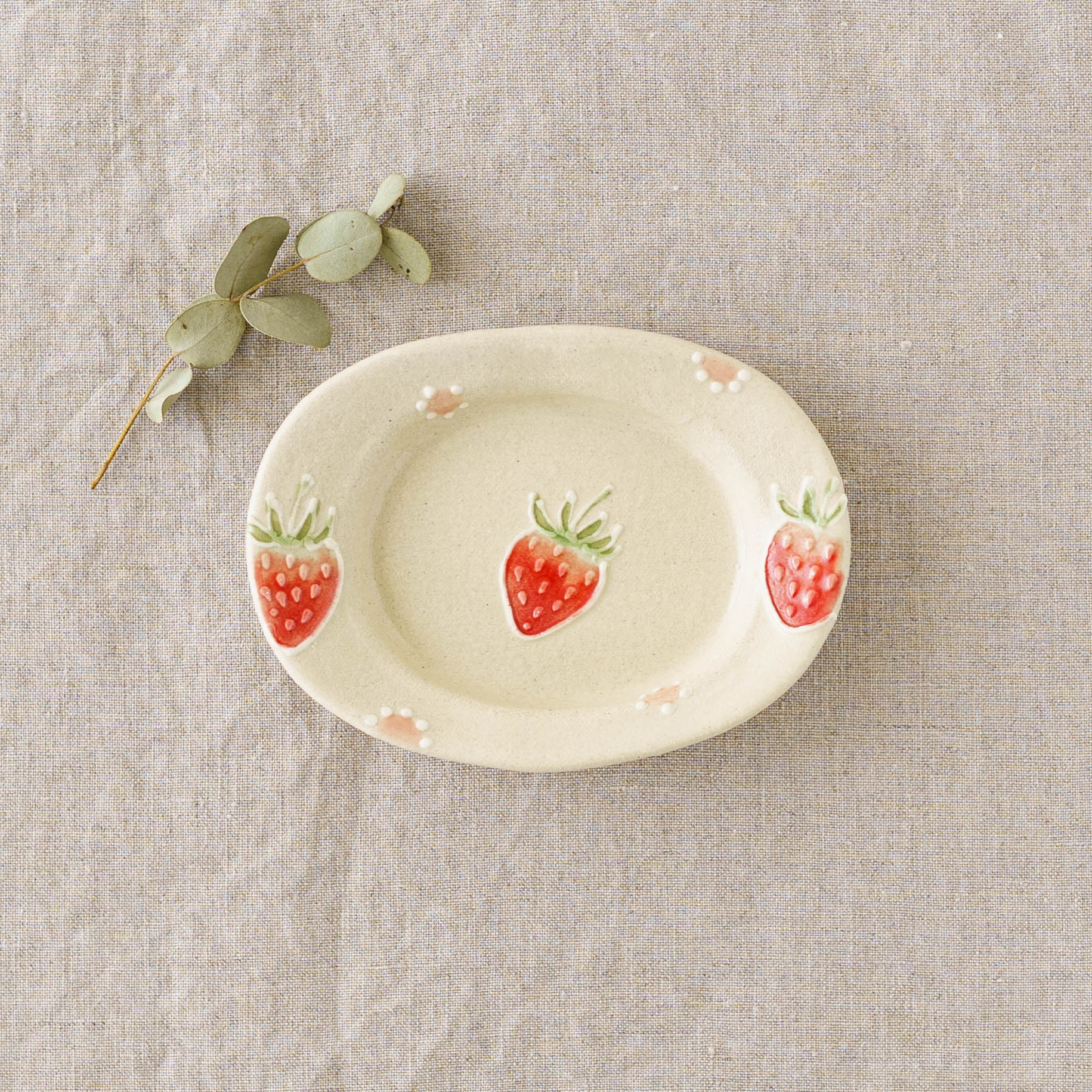 陶芸作家 中村佳菜子 リムあり オーバル豆皿 苺ドット｜窯元、作家