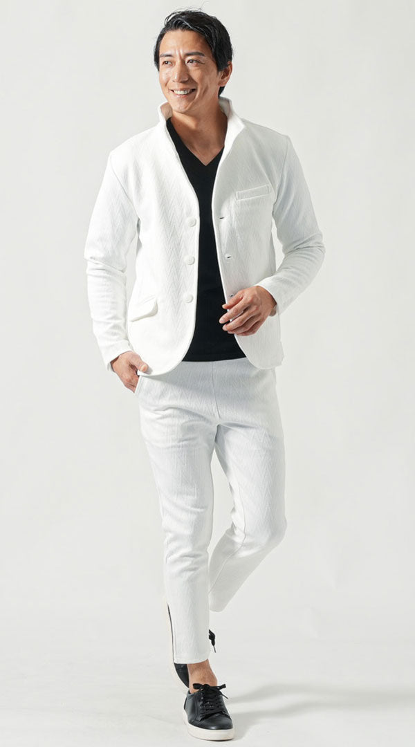 白セットアップ 白イタリアンカラージャケット 黒長袖VネックTシャツ