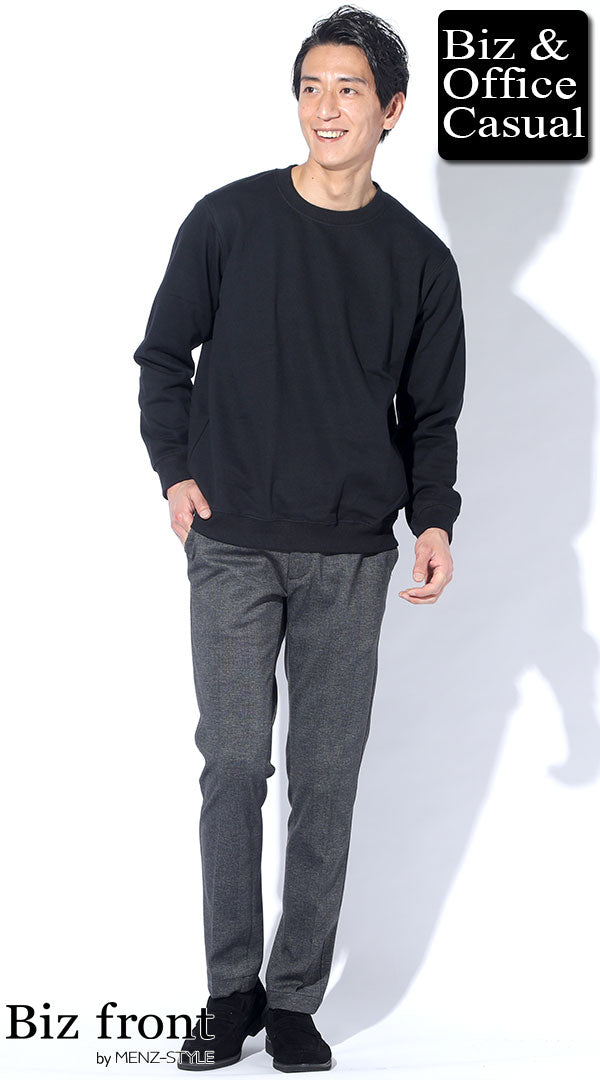 黒スウェットトレーナー×グレースラックス×黒スエードシューズ