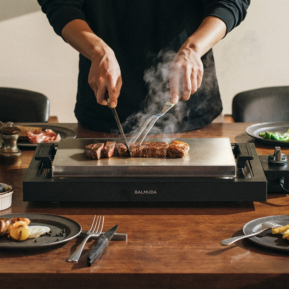 ライブキッチンの おいしさと楽しさを実現する ホットプレート BALMUDA