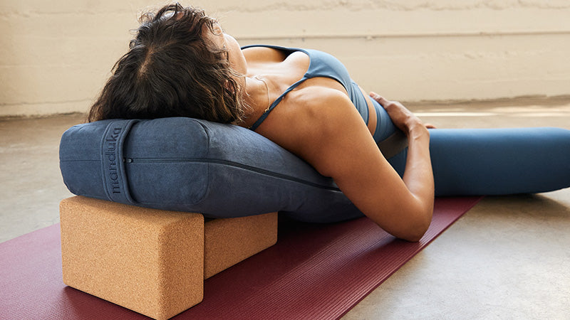 ヨガボルスター・クッション｜Manduka JAPAN マンドゥカ[公式