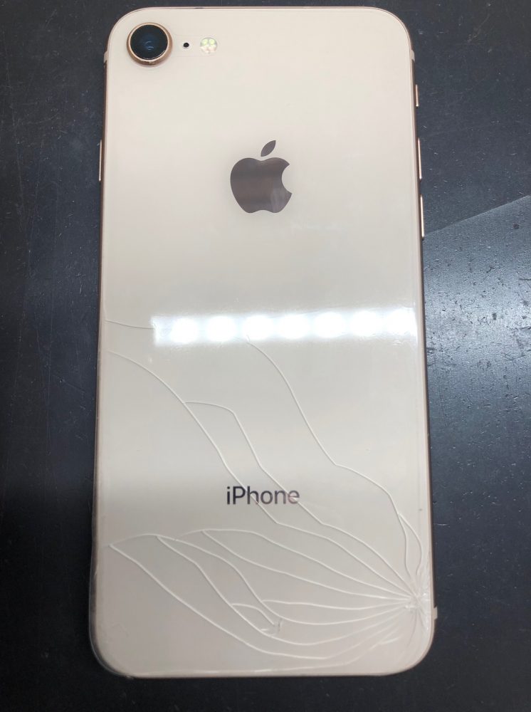 iPhone8背面修理も即日で可能!背面が割れてケガをする前に修理しません