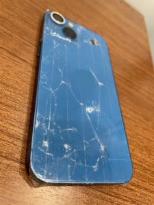 iPhone背面割れた状態にしておく危険性とは？解説