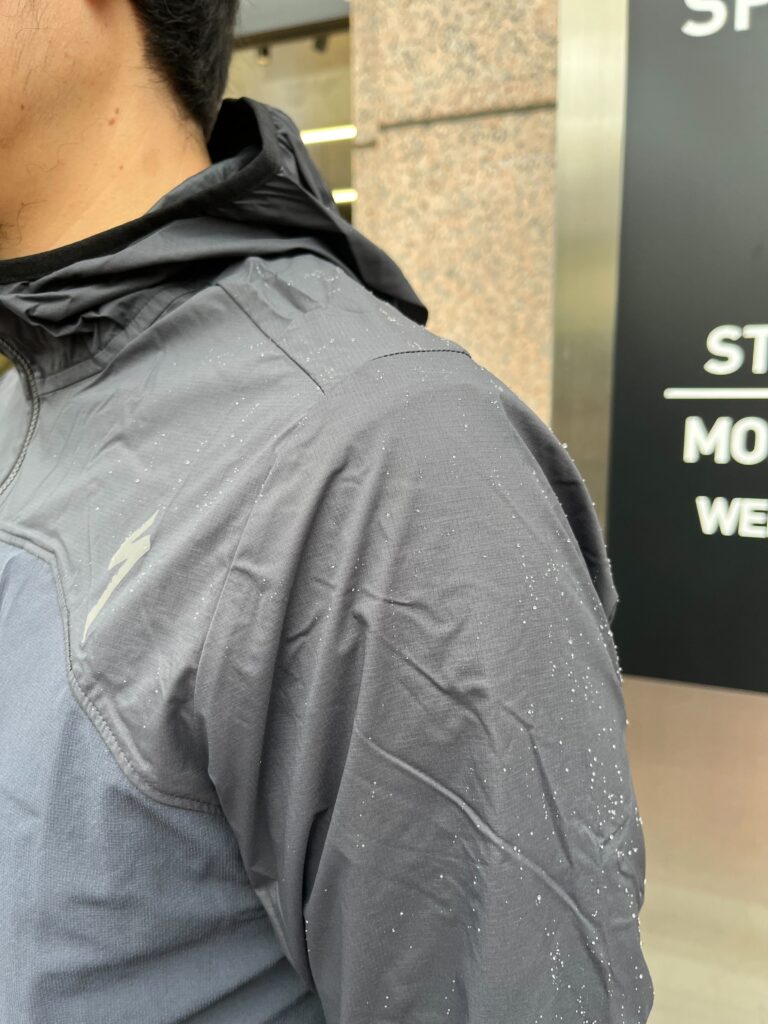 雨の日もサイクリングウェアで出かけよう – Trail SWAT Jacket