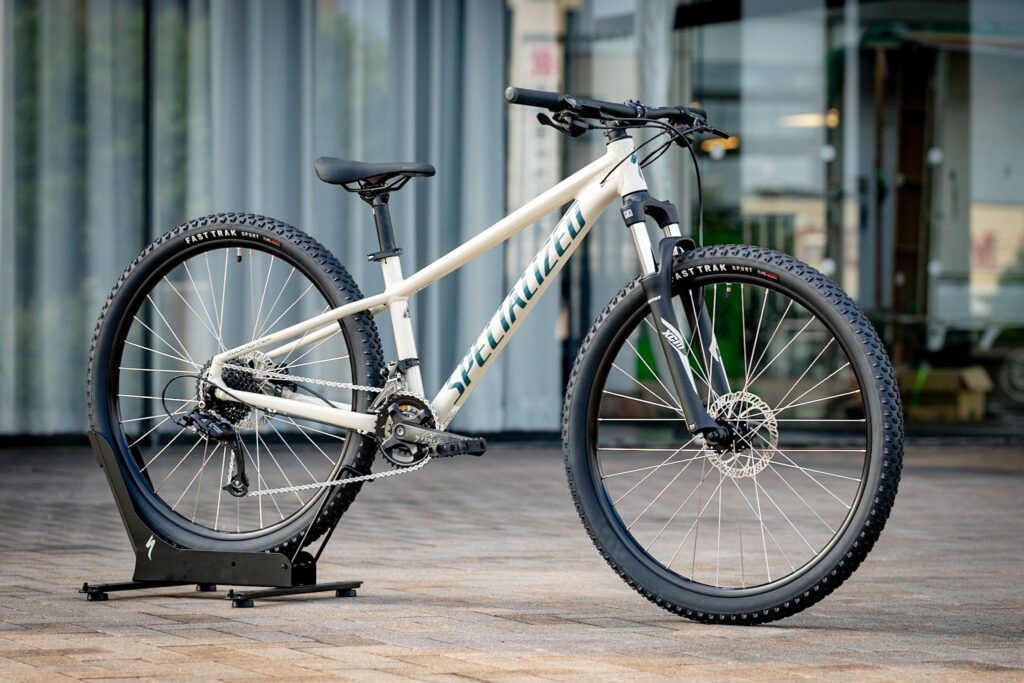 マウンテンバイクの世界へ一歩踏み出す最高の一台。Rockhopperのご紹介