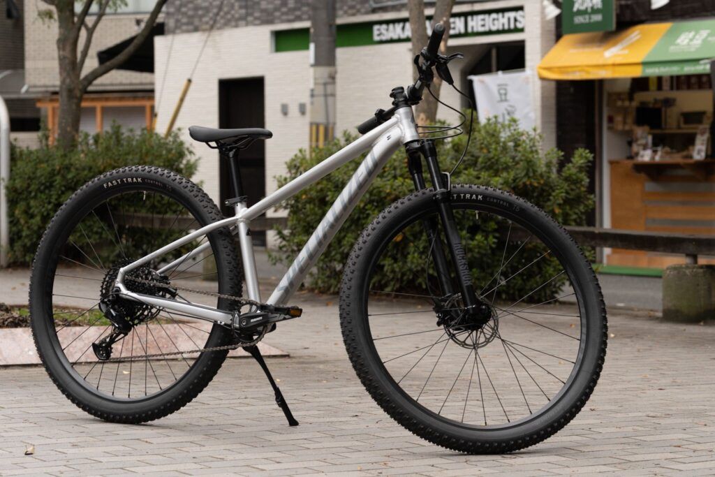 マウンテンバイクで街を颯爽と駆け抜けよう！Rockhopper