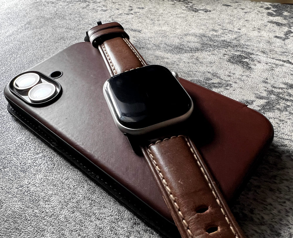 送料無料】NOMAD Modern Leather Folio