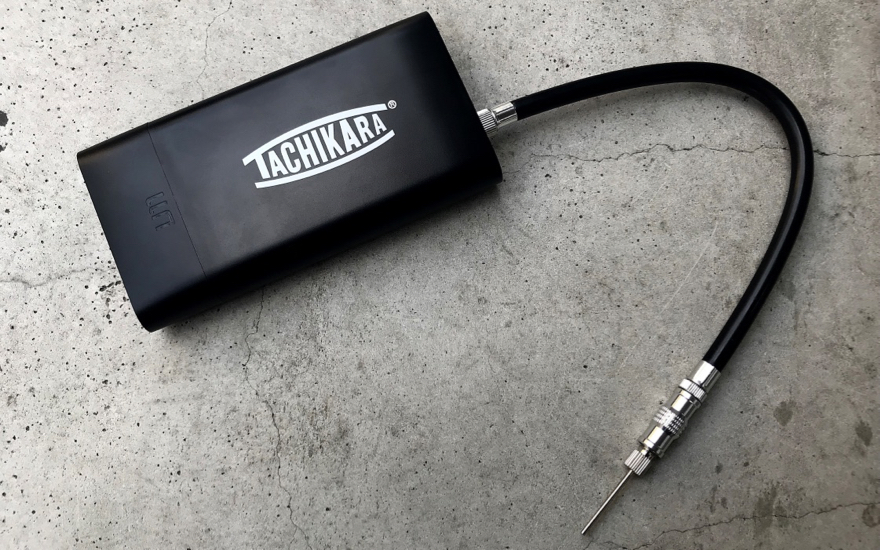 どこにでも簡単な持ち運びを可能にしたポータブル電動空気入れ