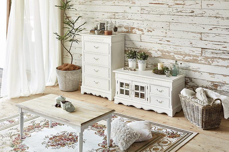 かすれた塗装と木の質感でシックなシャビーテイストのセンターテーブル