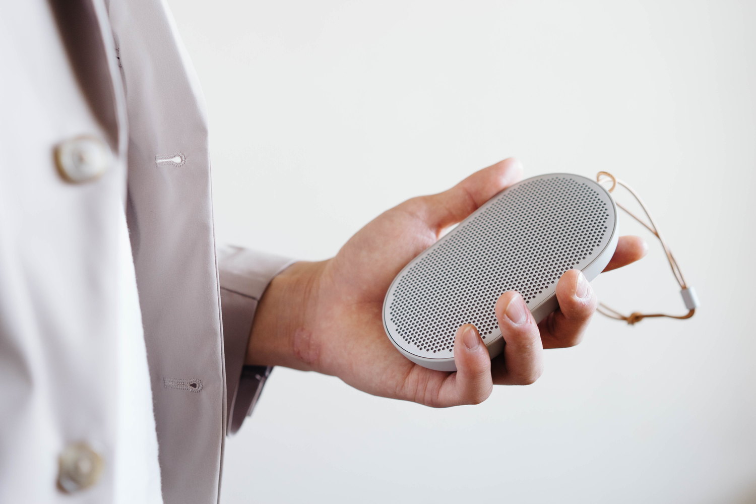 良い音と旅に出よう。小型の Bluetooth スピーカー「Beoplay P2」レビュー