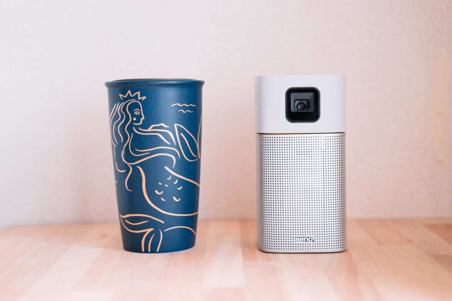 持ち運べるバッテリー内蔵のWi-Fi小型プロジェクター『GV1』レビュー