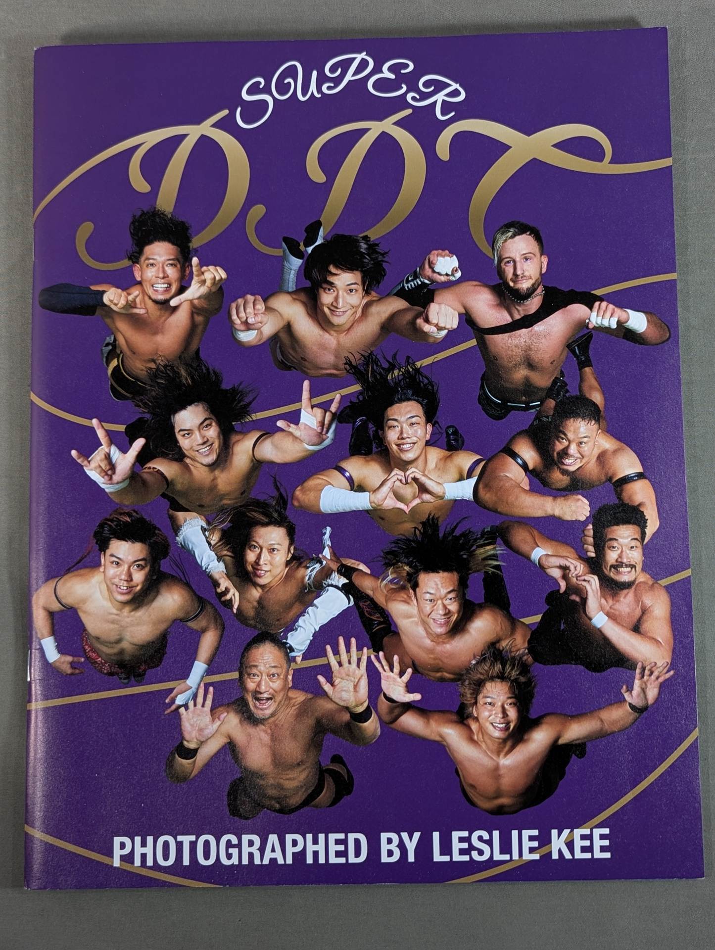 LESLIE KEE × DDT 写真集 『SUPER DDT』(青表紙×紫表紙 Ver.) – 闘道館