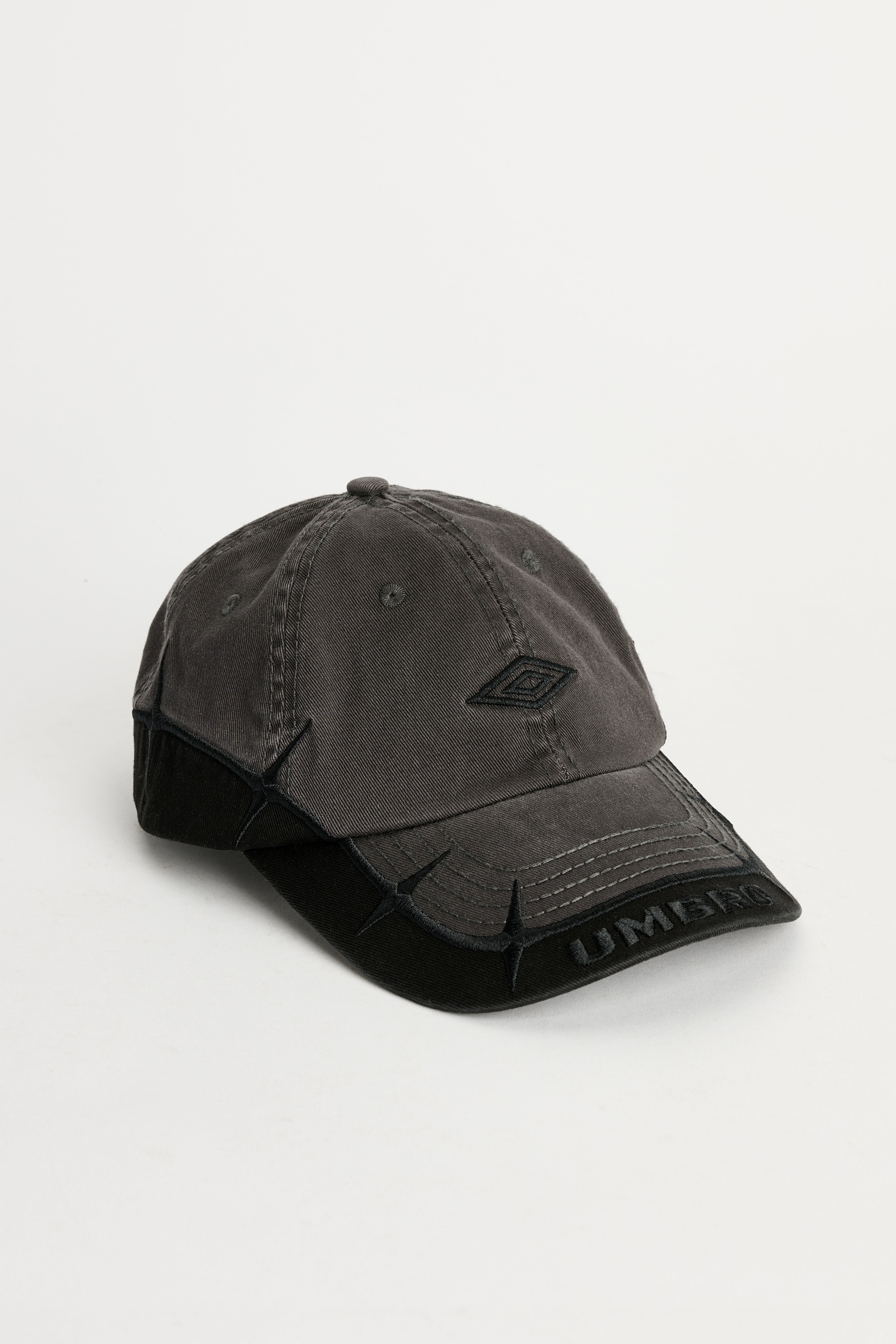 Umbro Spikes Cap Anthracite – Très Bien