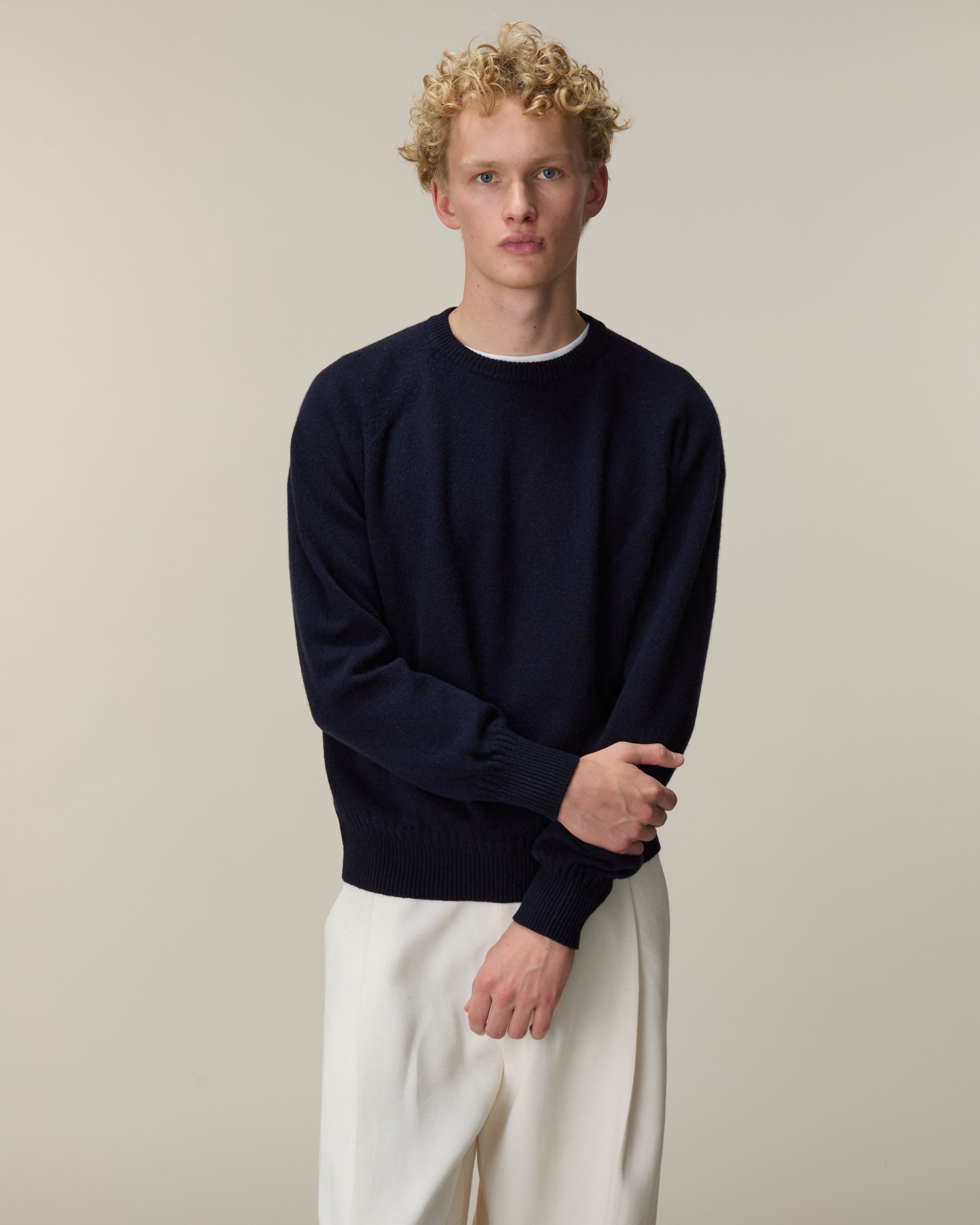 Men's cashmere crewneck sweater in dark navy | Tricot
