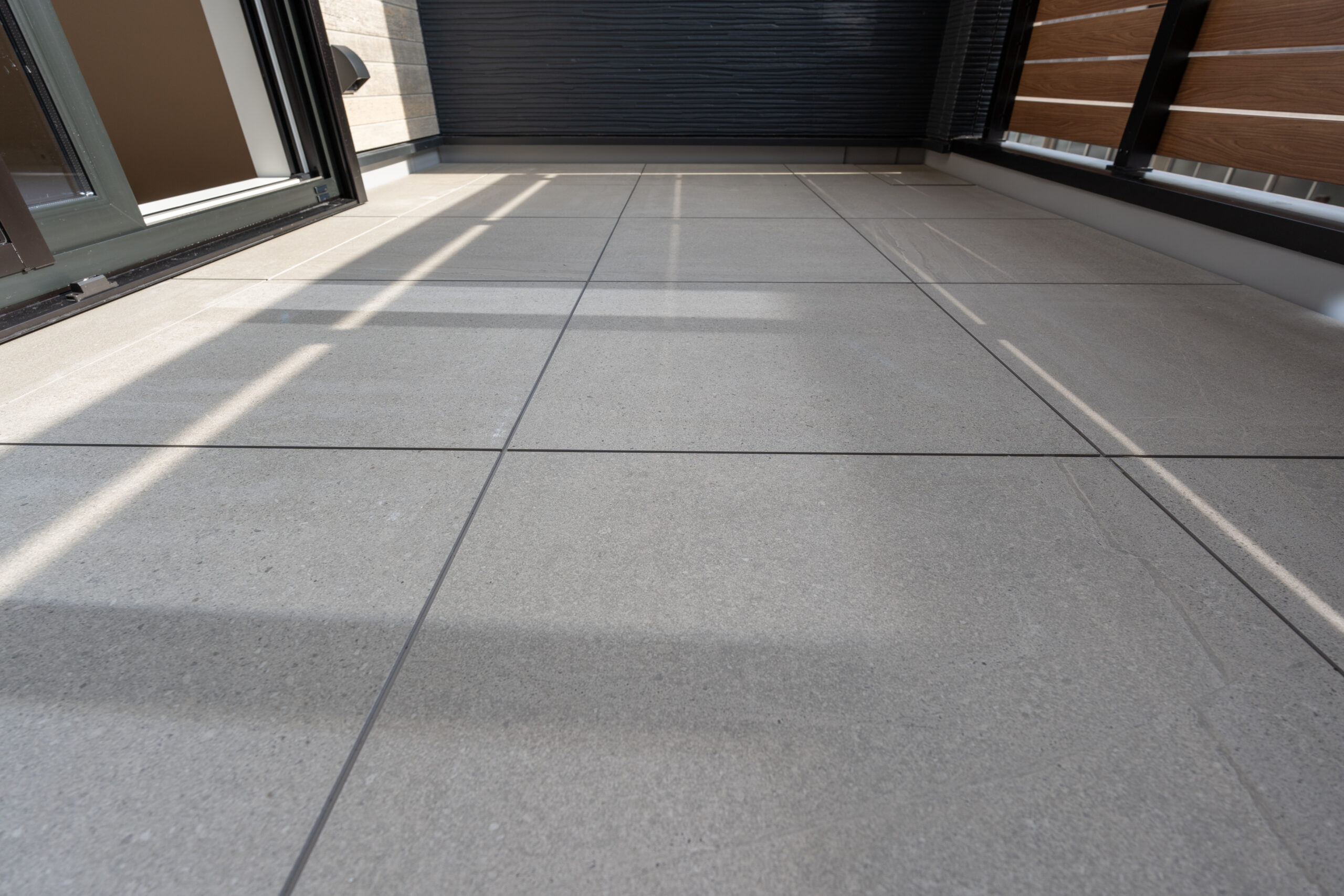 ﾊﾞﾙｺﾆｰのﾀｲﾙﾃﾞｯｷの施工 - 大阪府でアルミ笠木・アルミ手摺・アルミ工事