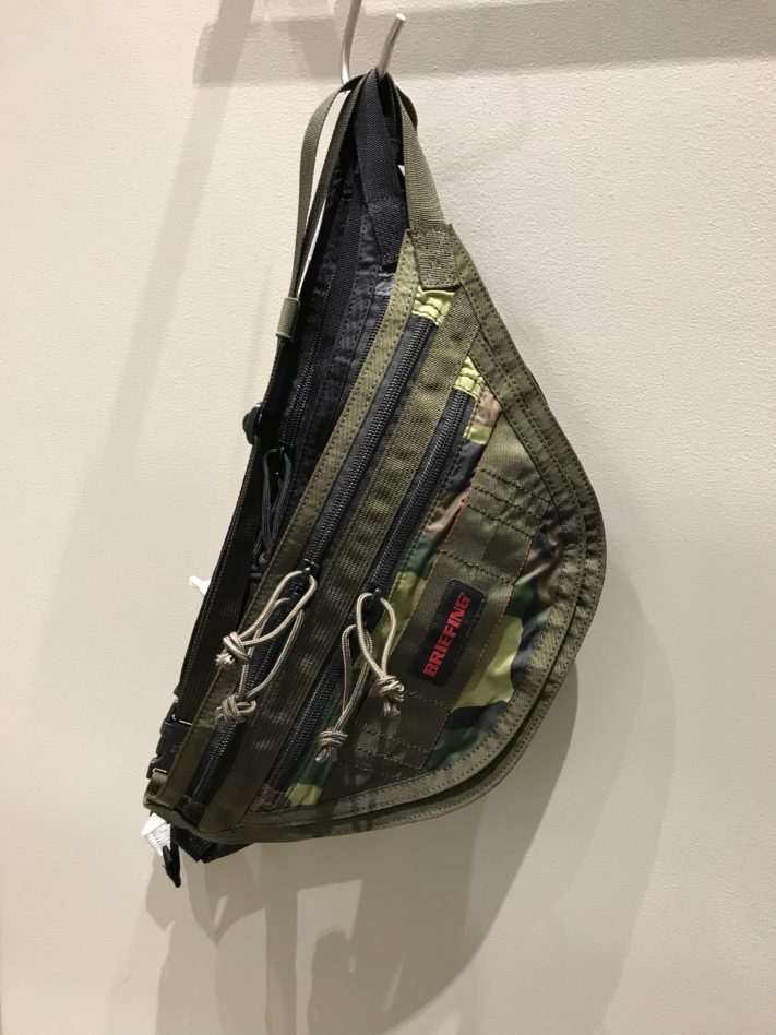 コスパ高！ゴルフのためのウェストポーチ 別注BRIEFINNG×BEAMS GOLF