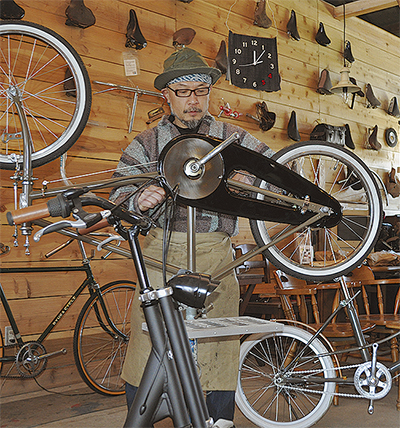 CYCLE BOY谷信雪さん（甘沼） 「魔女の宅急便」に作品 空飛ぶ自転車