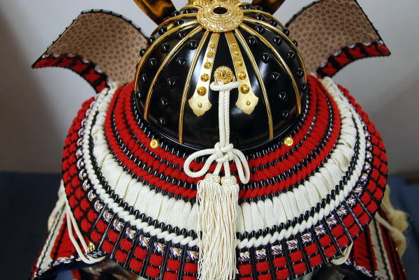 景光作 赤中白縅 五歳児着用 鎧飾 ｜雛人形・五月人形なら人形の和光