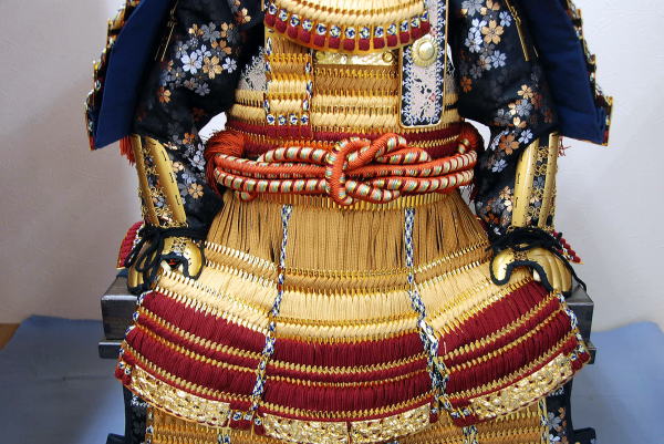 景光作 稚児茶段五歳児着用 鎧飾