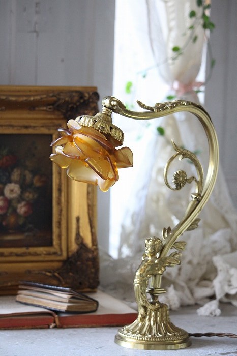 フランスアンティーク 天使の台座と薔薇のシェードのランプスタンド