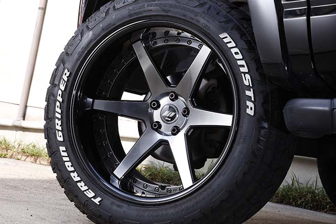 エクスプローラースポーツトラックが履くのは、BACK LABEL ZEAST BST1