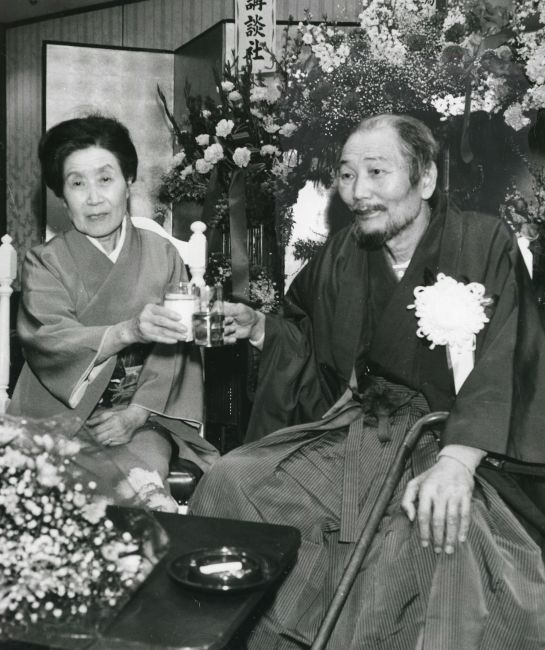 升田将棋選集』の出版記念パーティーで祝杯を交わす升田幸三夫妻