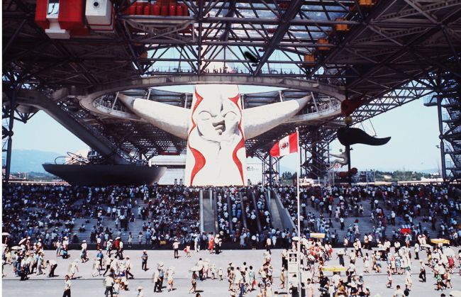 世界の国からこんにちは」の歌とともに、大阪万博が始まった。岡本太郎