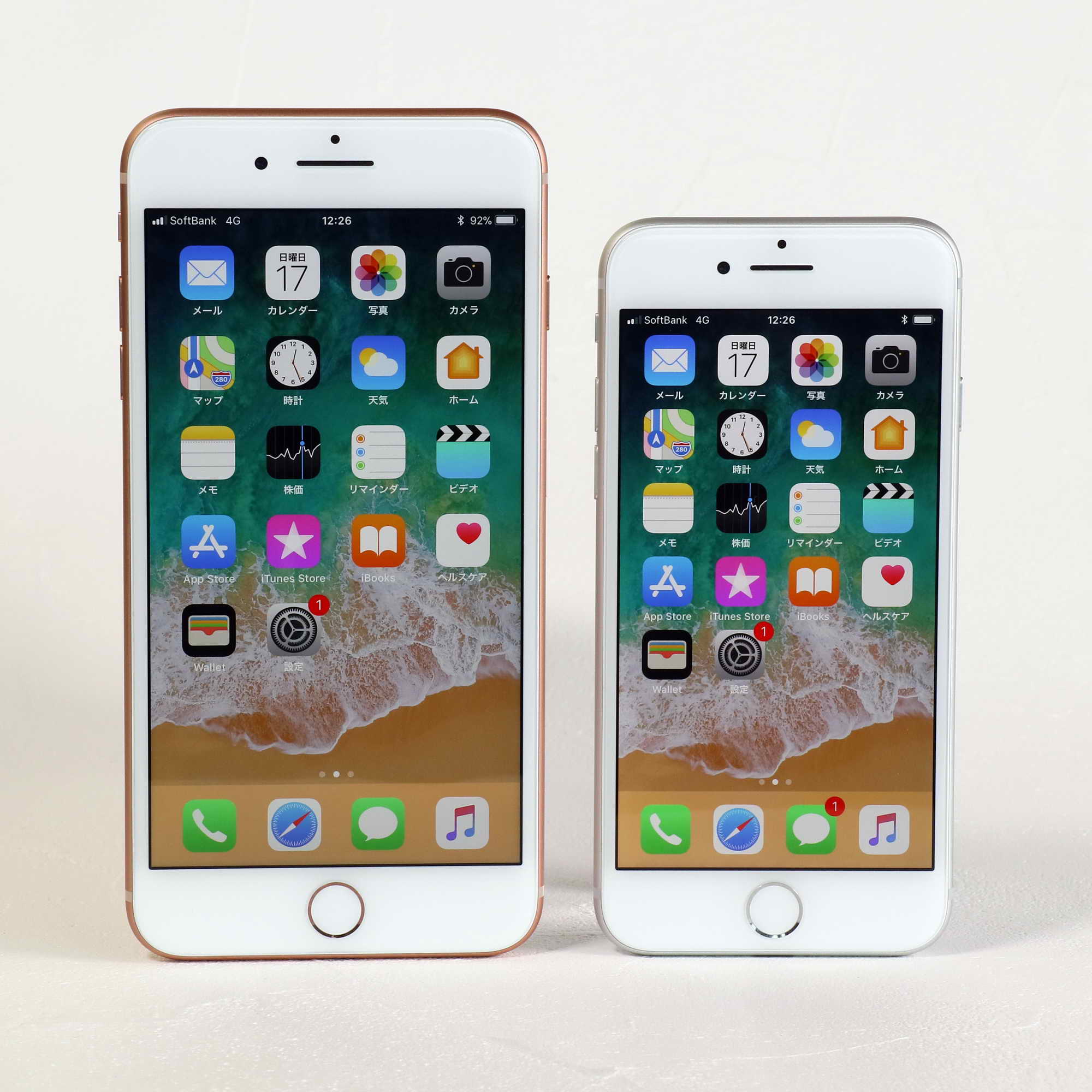 左iPhone 8 Plus（ゴールド）、右がiPhone 8（シルバー）の箱。ボディ