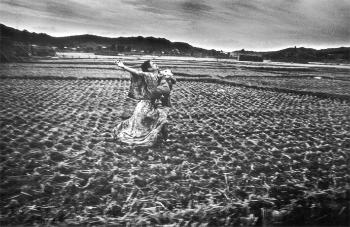 土方巽と細江英公の伝説的写真集にちなんだ「鎌鼬美術館」が開館 | Art