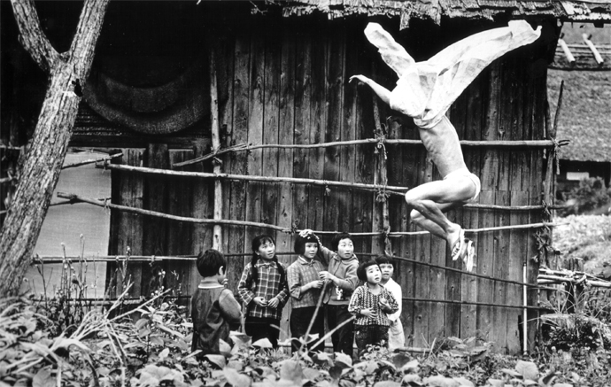 土方巽と細江英公の伝説的写真集にちなんだ「鎌鼬美術館」が開館 | Art