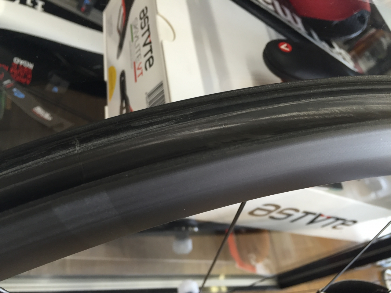 軽量カーボンクリンチャーホイール EASTON EC90SL入荷しました