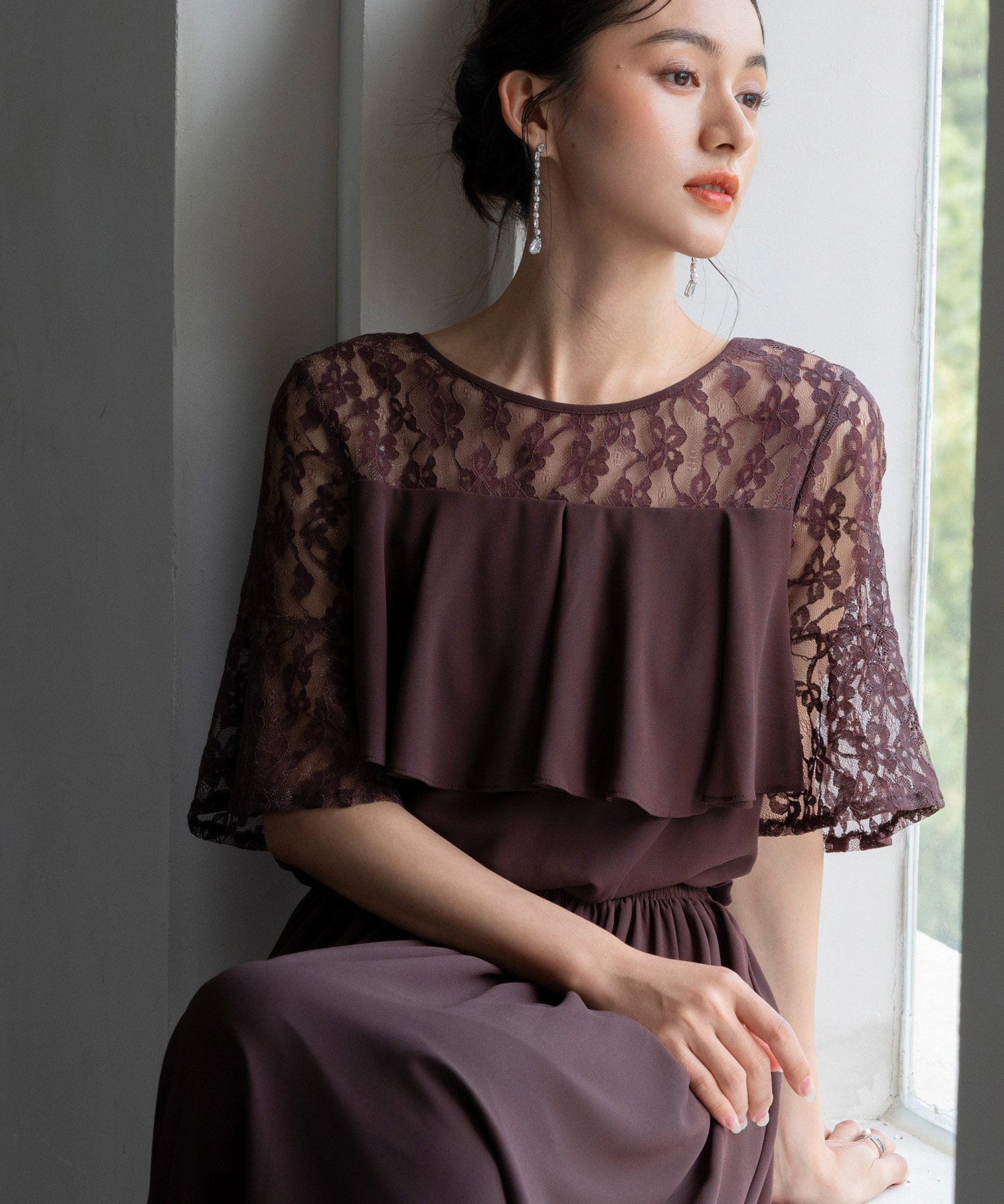 バーガンディ フリル パーティードレス 胸元フリルのレースドレス