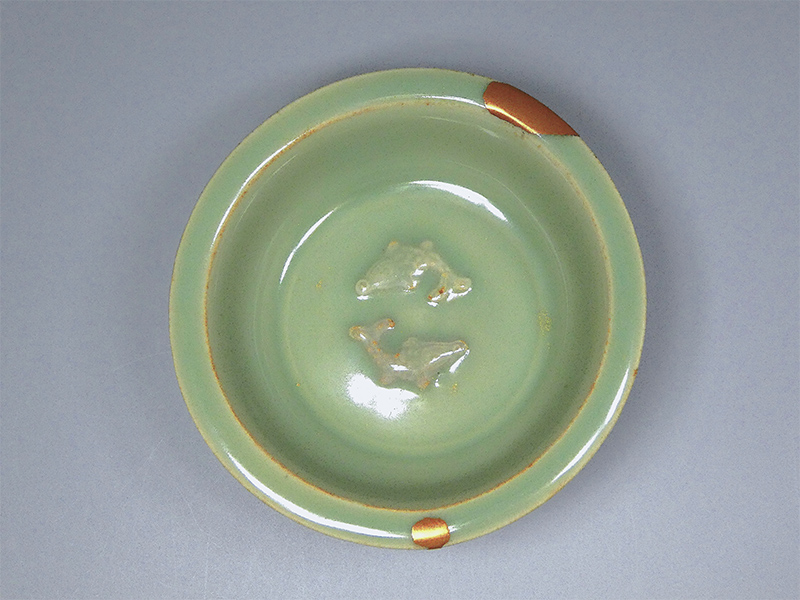 古美術 吉戸 - 南宋砧青磁双魚文蓮弁皿 | 古美術品専門サイト fufufufu.com