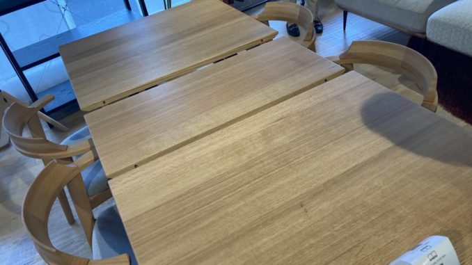 ナガノインテリア工業 新開発の伸長式テーブルなどを大川ショールーム