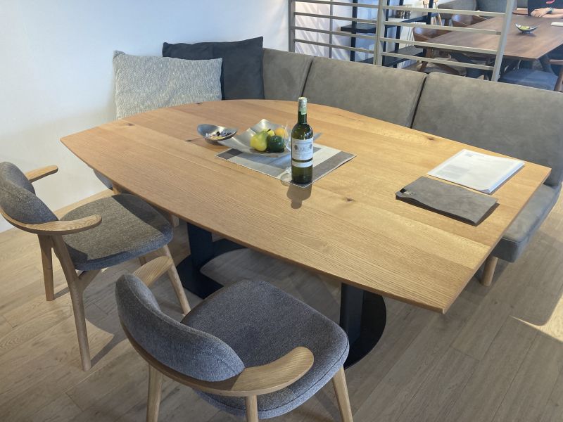 ナガノインテリア工業 新開発の伸長式テーブルなどを大川ショールーム