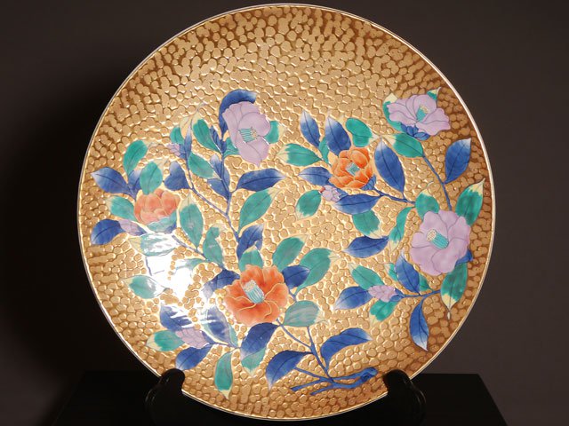 有田焼飾り大絵皿 まばゆい黄金に描かれた椿 - JTOPIA