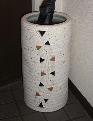 信楽焼 トライアングル傘立て（S）｜傘立て専門店の傘立て.net