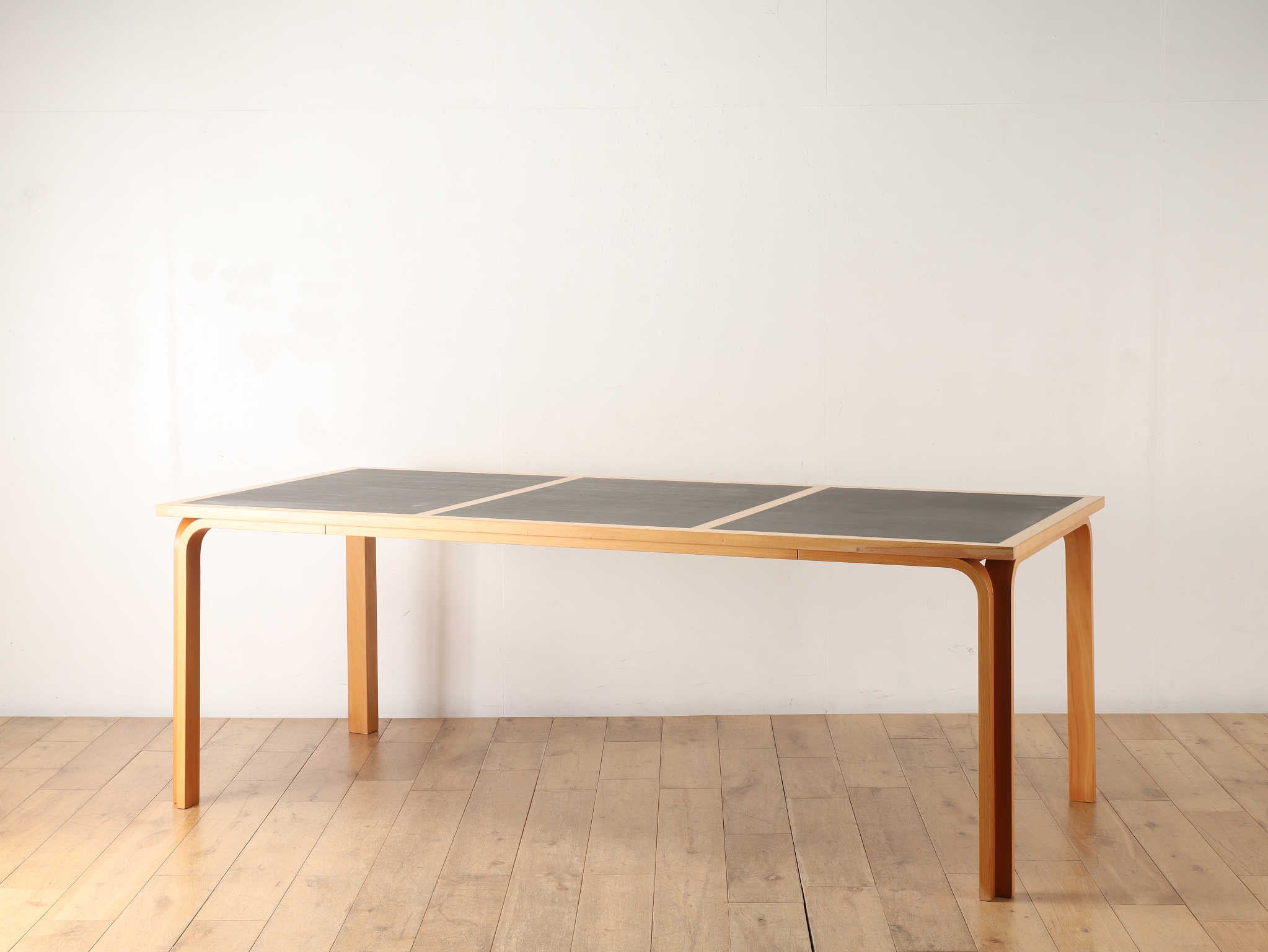 MAGNUS OLESEN テーブル | ロイズ・アンティークス | ヨーロッパの