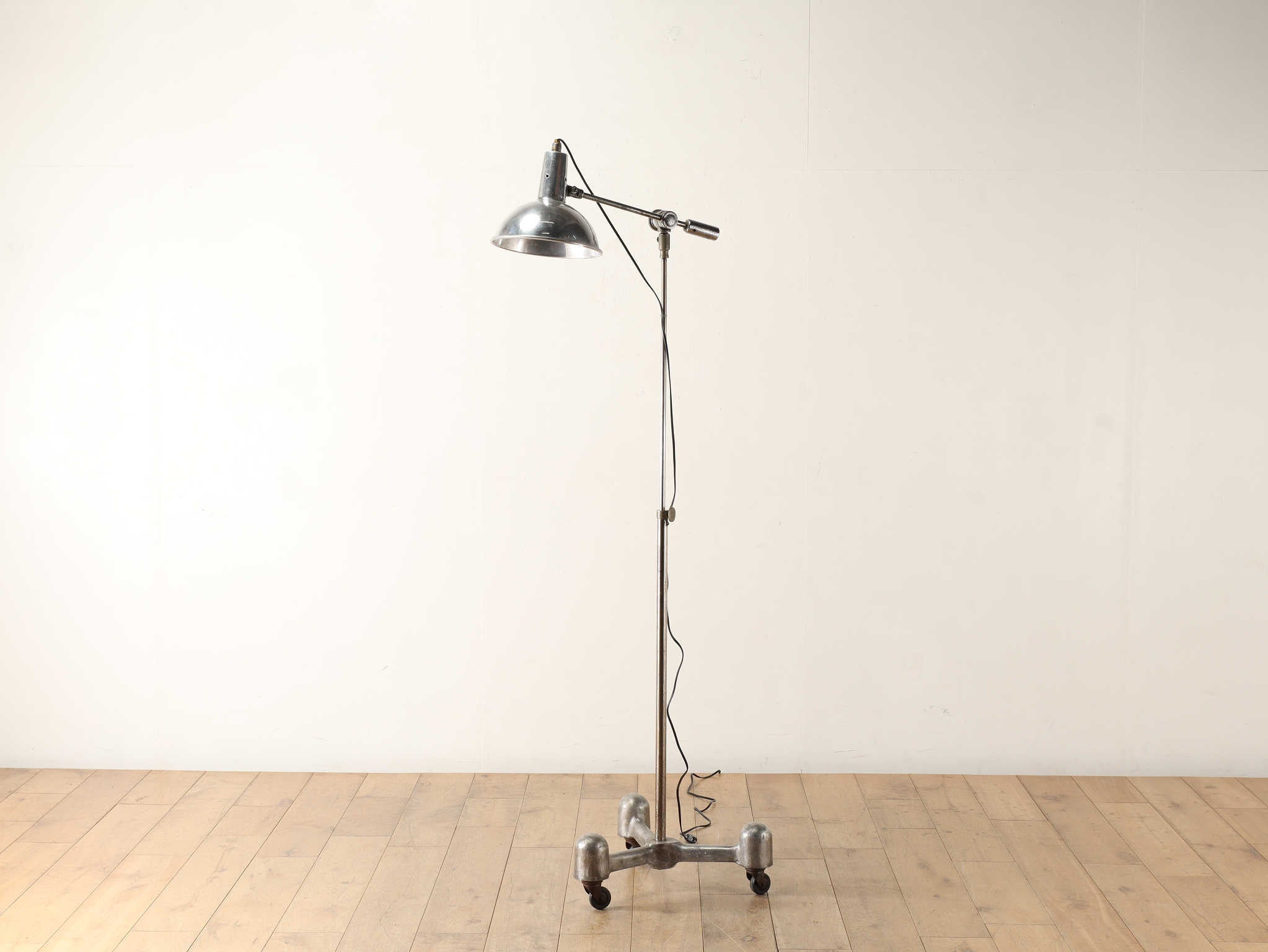 インダストリアルフロアランプ | ロイズ・アンティークス | ヨーロッパ