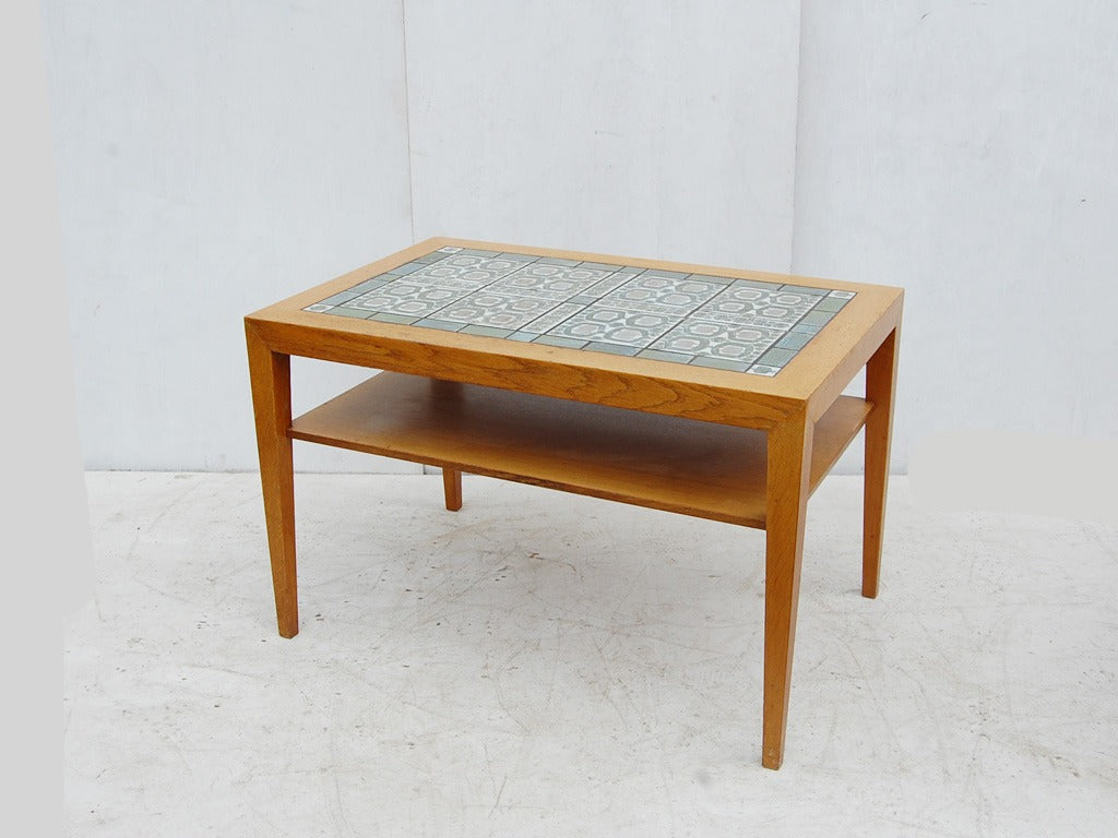 タイルトップコーヒーテーブル | ロイズ・アンティークス | ヨーロッパ