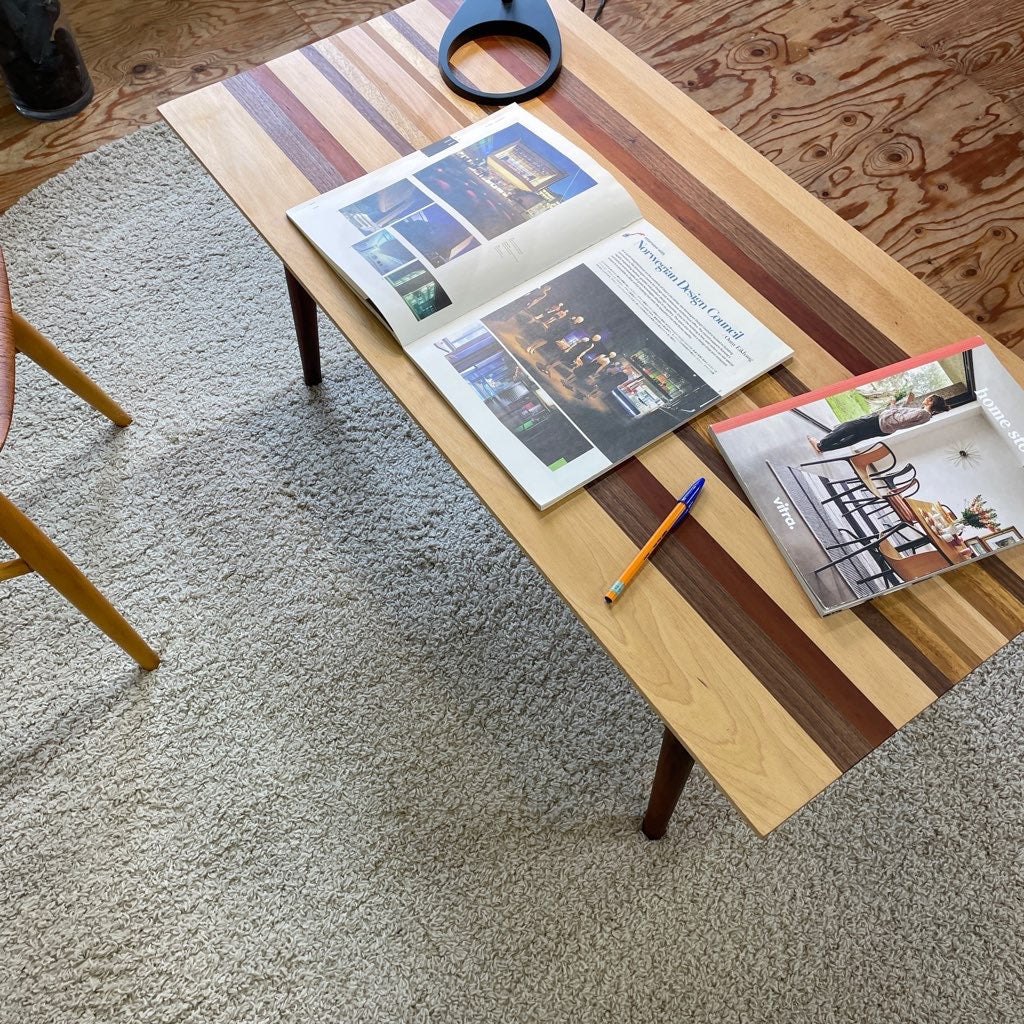 不要になった古い家具の様々な木材から作ったセンターテーブル