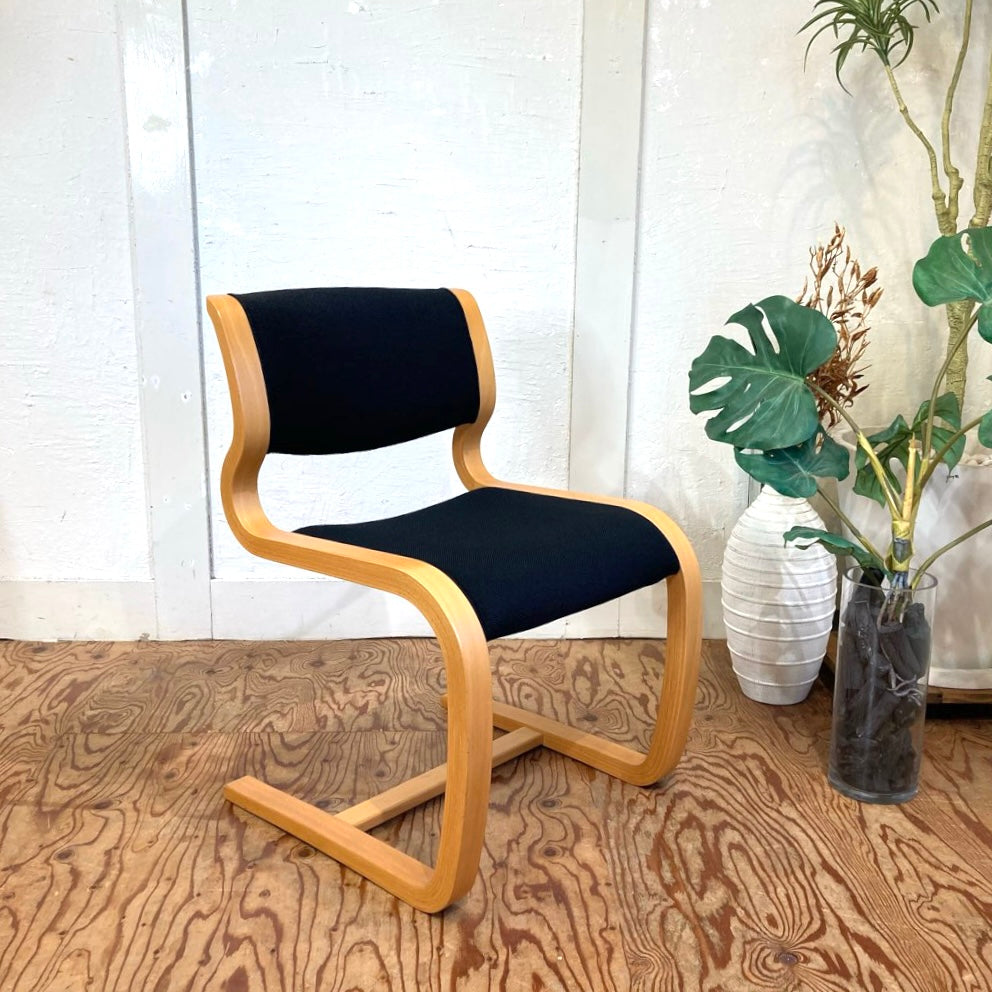 マグナス・オルセン / MAGNUS OLESEN カンティレバーチェア デンマーク