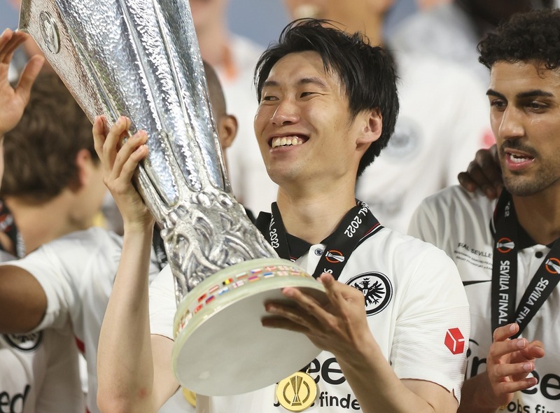 ガチ凄い」長谷部＆鎌田のフランクフルトがEL制覇！ 早朝から日本の