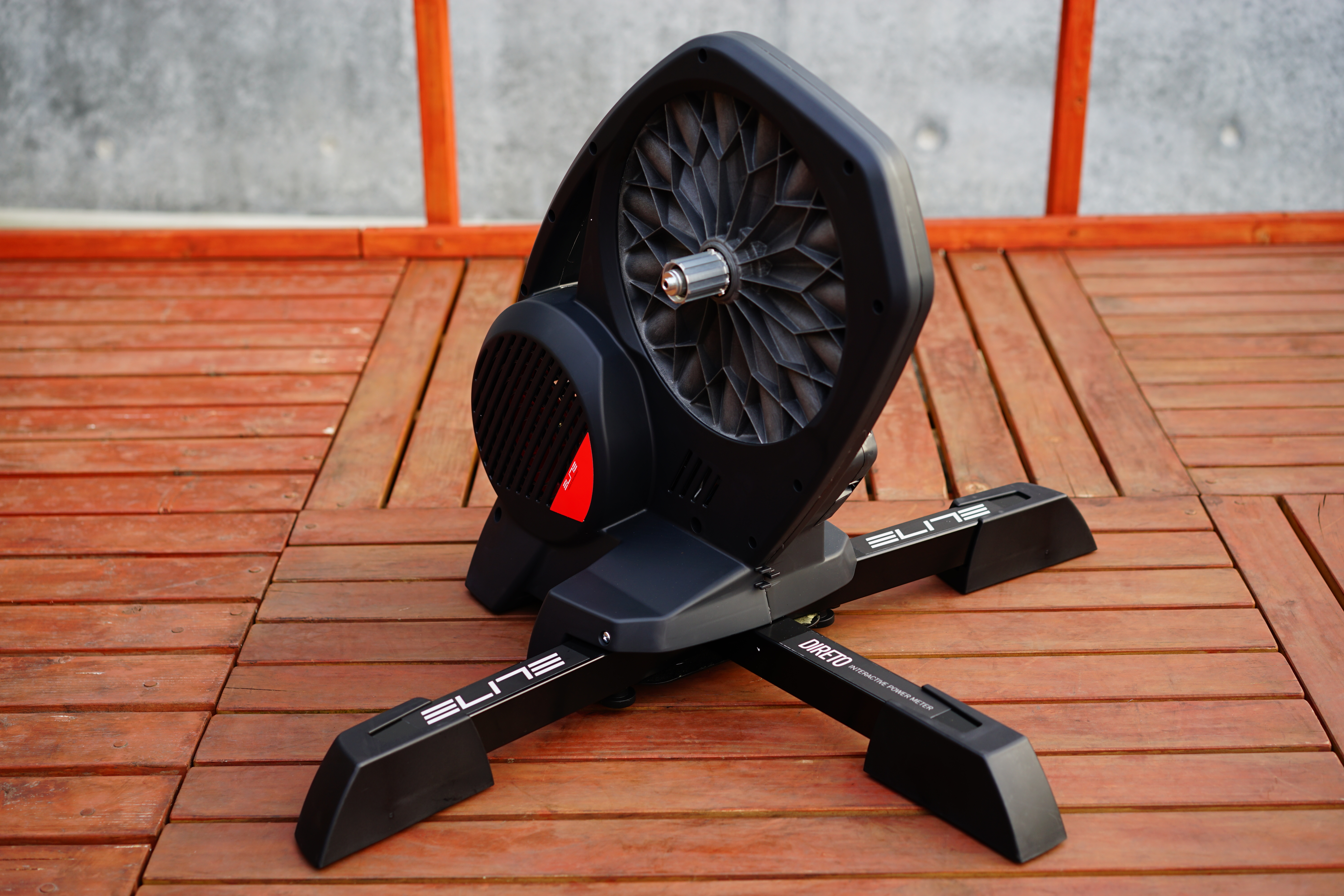 ZWIFT完全対応！パワーメーター内蔵のダイレクトドライブ式固定