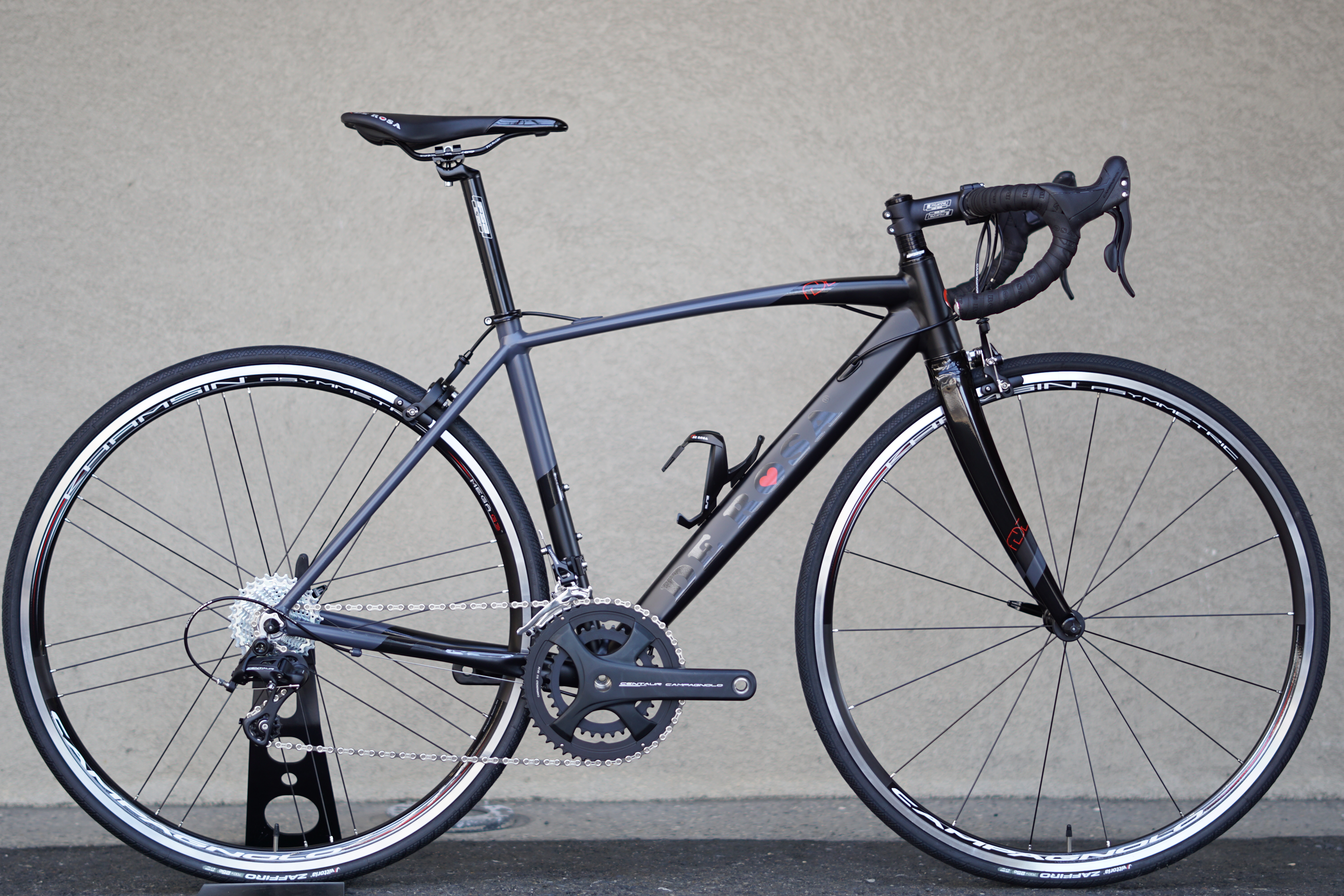 最初の一台にもDE ROSAを。初代IDOLをモチーフにした「FEDE」が新登場